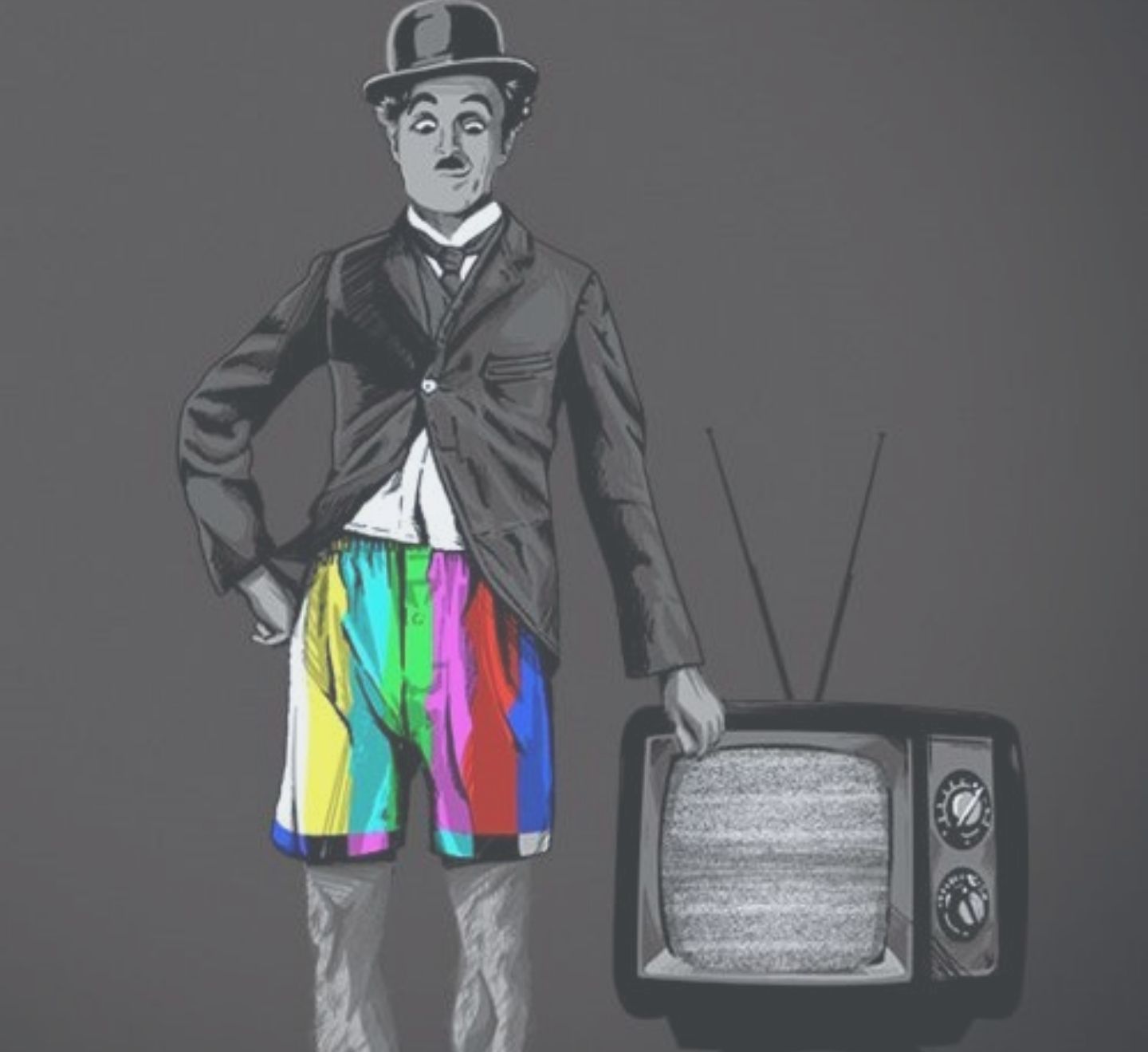 Charlie Chaplin está ao lado de uma televisão antiga , com um chapeu e um terno na parte de cima do corpo e embaixo está com uma bermuda colorida, remetendo a uma tv com canais coloridos